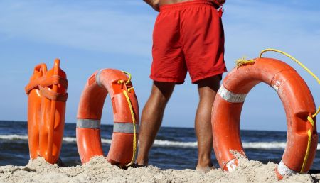 Sicurezza della balneazione e torrette alternate: quale "potenziamento" nelle ore centrali della giornata? L'Ordinanza balneare 2026 della Regione Emilia-Romagna prevede il potenziamento del servizio di salvamento nella fascia oraria compresa tra le ore 1