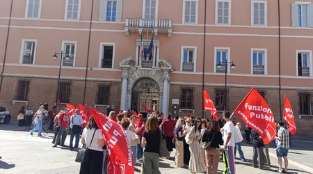 Sciopero della Fp Cgil. «Più risorse e meno precariato»: la protesta dei lavoratori della cultura in piazza del Popolo a Ravenna